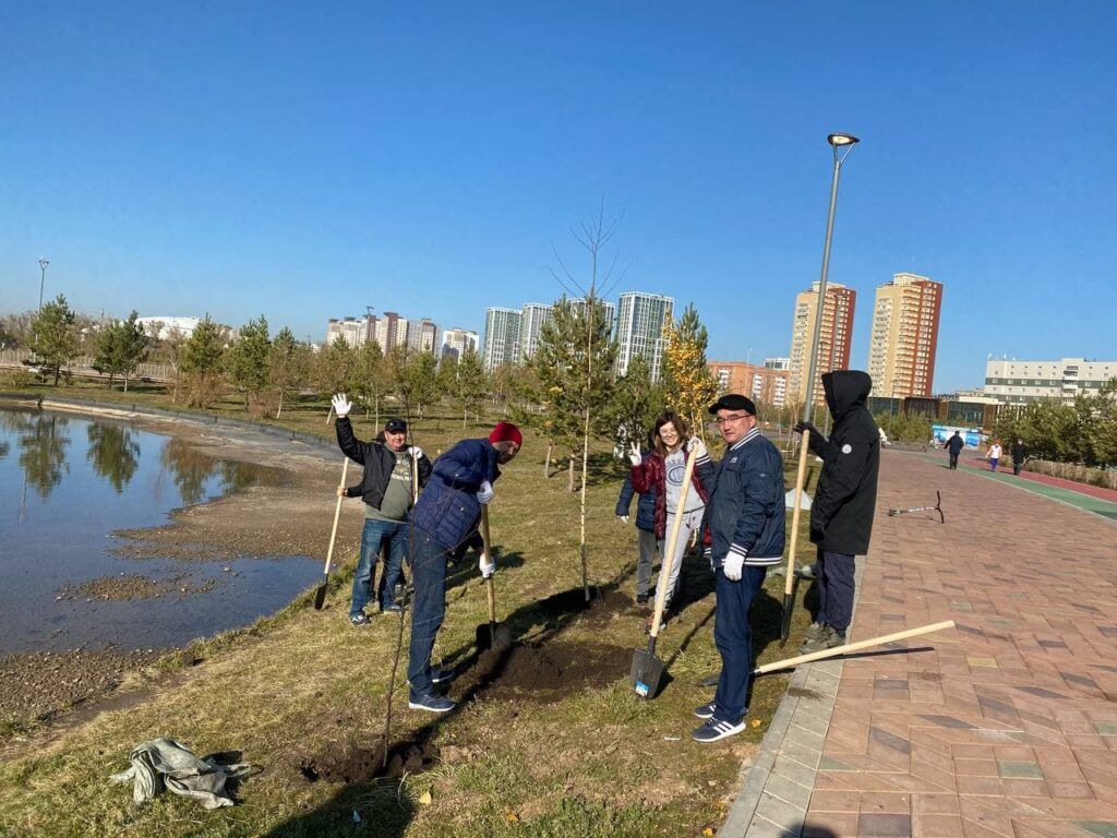Сотрудники АО «Казгеология» приняли участие в акции по посадке деревьев